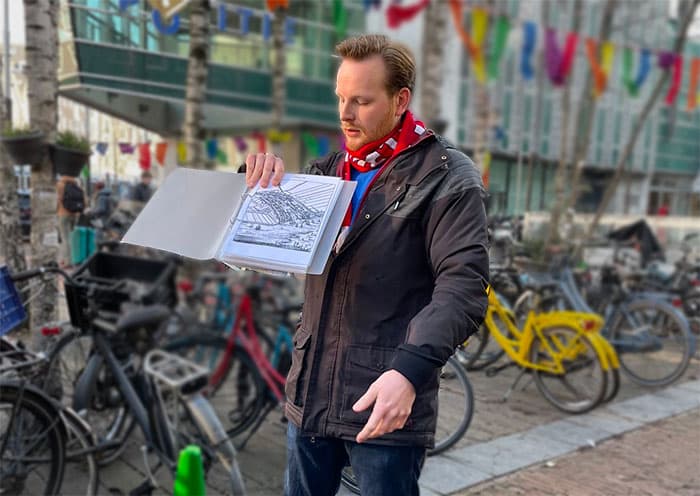 Guide David explains the history of Amsterdam