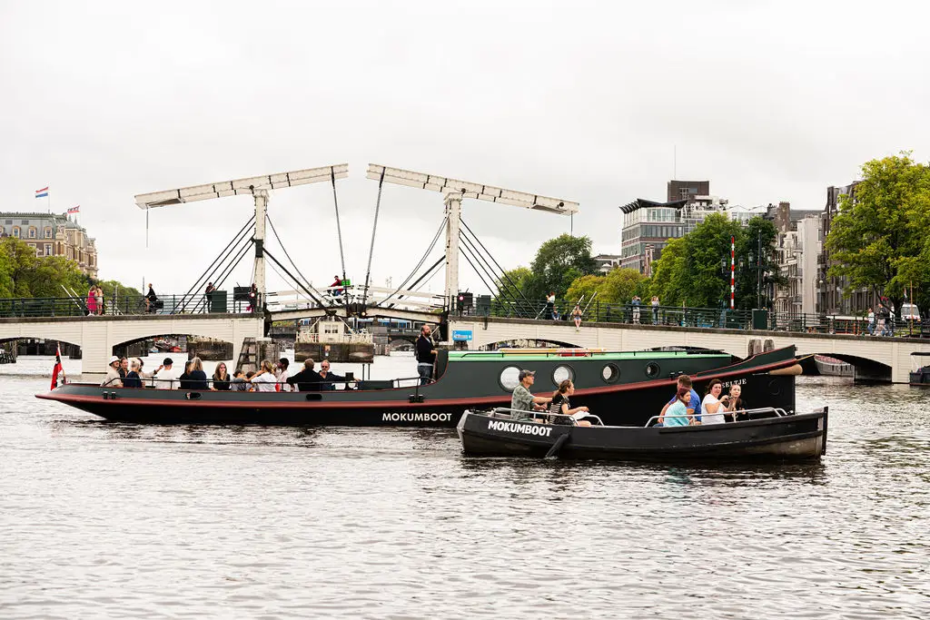 Boek een rondvaart op een van de luxueuze sloepen of klassieke sleepboten van Mokumboot