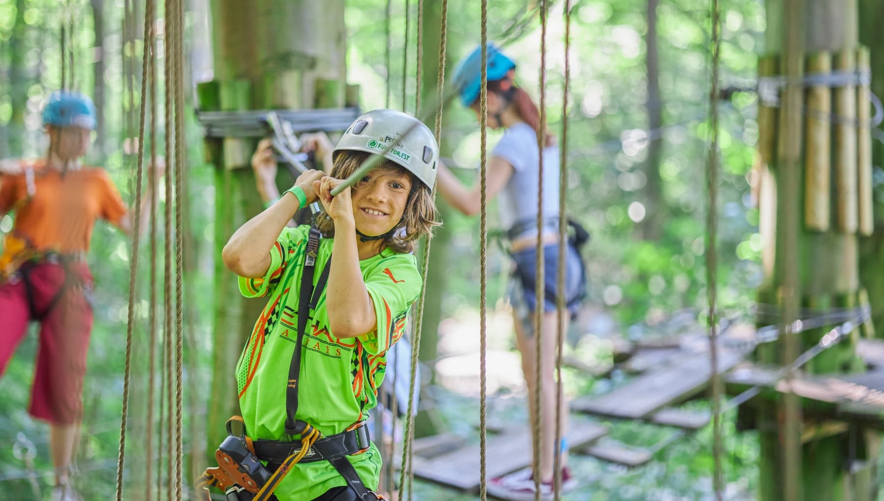 Klimbos Fun Forest Amsterdam - Jongetje klimt door parcours