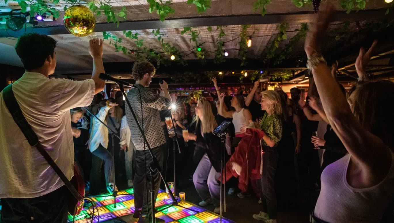 Chez Mine live music performance