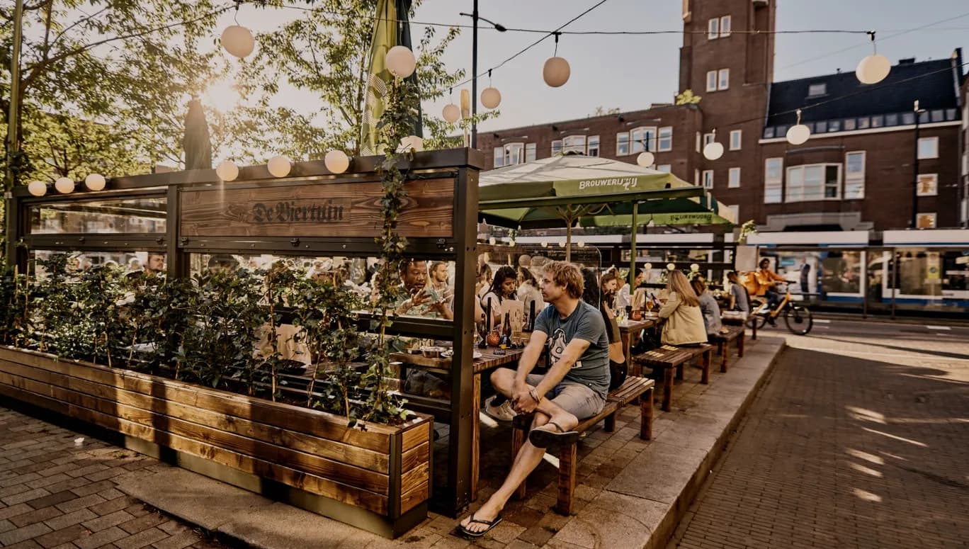 De Biertuin people sitting on the terrace