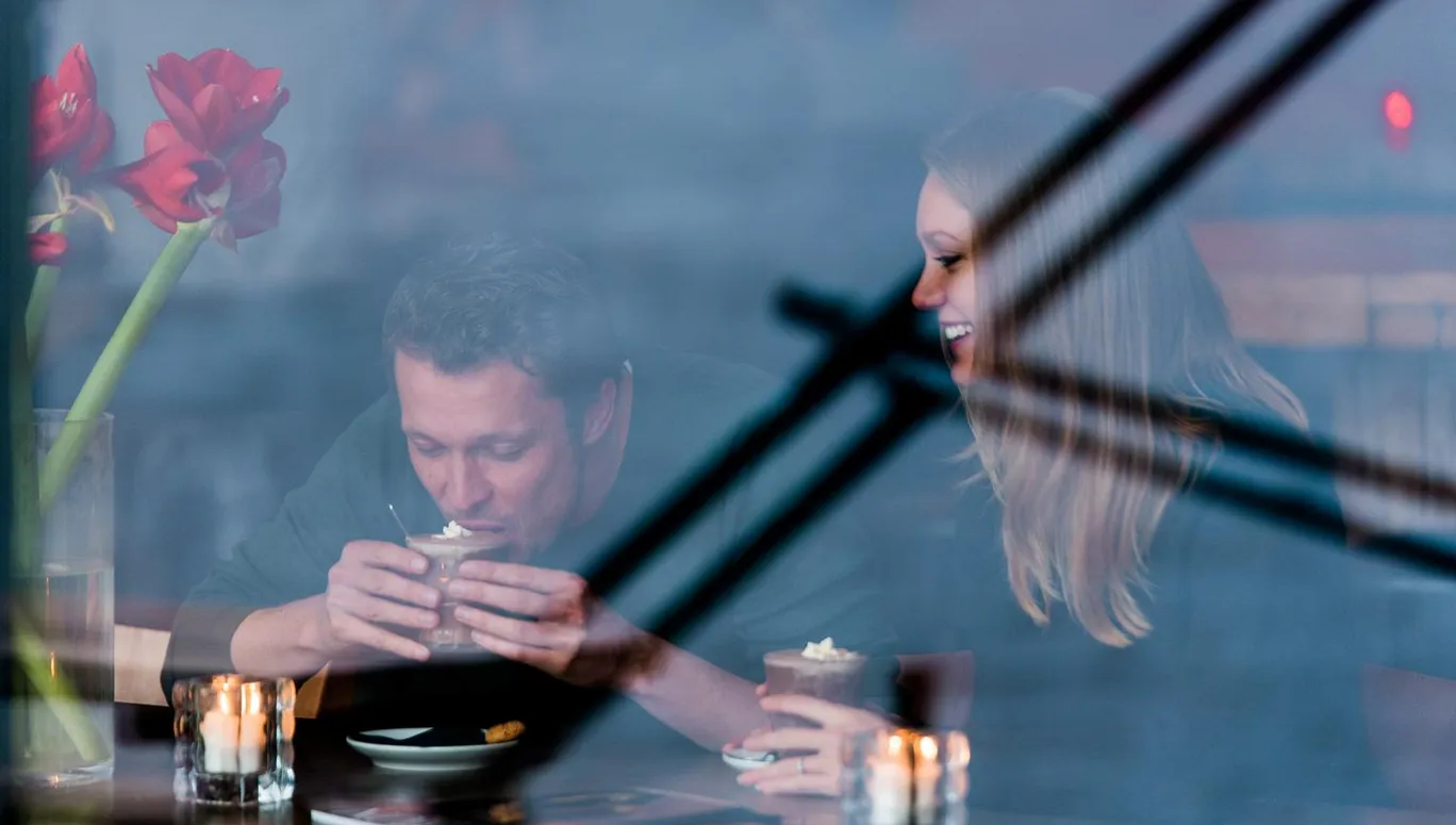 Romantiek, koppels, hot-choco, pre-valentijn, lampjes. Romance, couples,