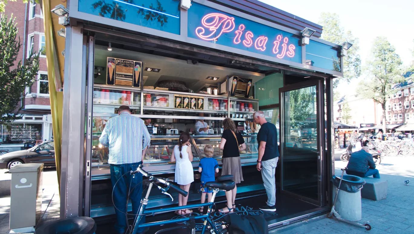 People buying ice cream at Pisa Ijs
