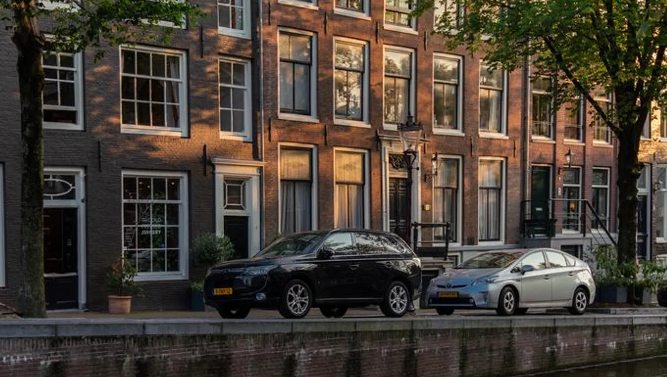 Parked cars, boats, and canal houses - Bos & Lommer