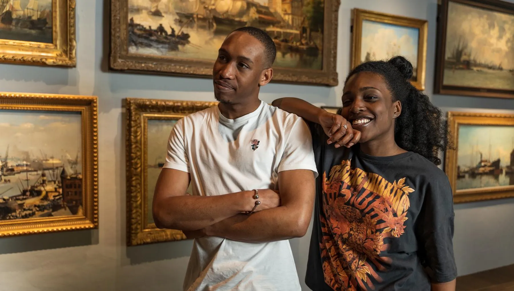 A couple visits Het Scheepvaartmuseum.