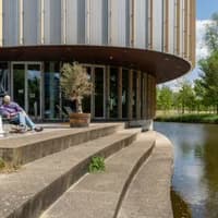 A couple sitting on th terrace of the Bijlmerpark theater