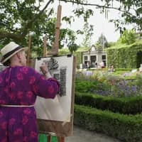 Person painting @ garden Rijksmuseum.