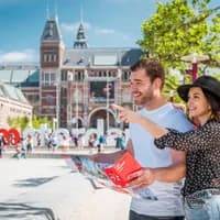 A couple at the Museumplein holding a city card map
