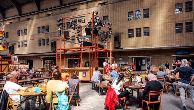 Portrait with models; location;