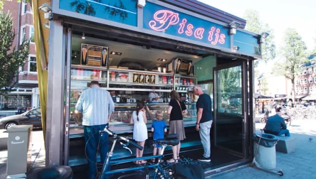 People buying ice cream at Pisa Ijs