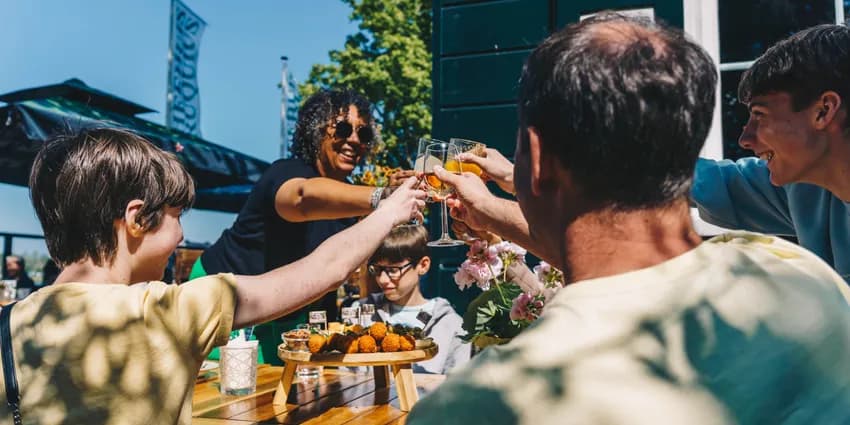 Theehuis Cruquius people toast