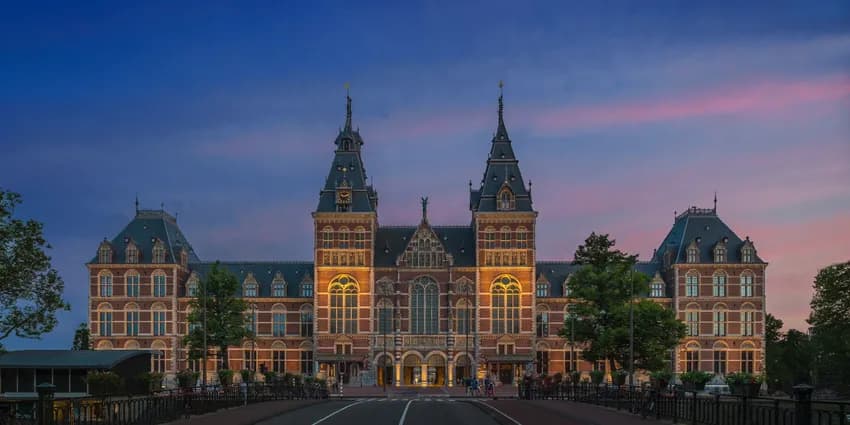 Rijksmuseum exterior at night