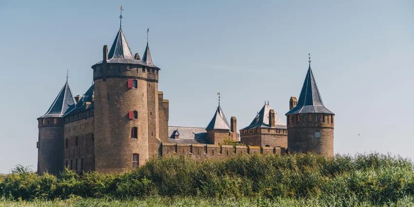 The Muiderslot is a medieval castle in the North Holland town of Muiden, built around 1285, restored to its former glory from 1370 and a national museum since 1878.