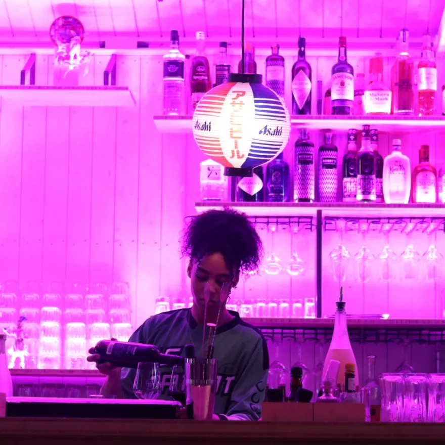 De Japanner bartender serving drinks