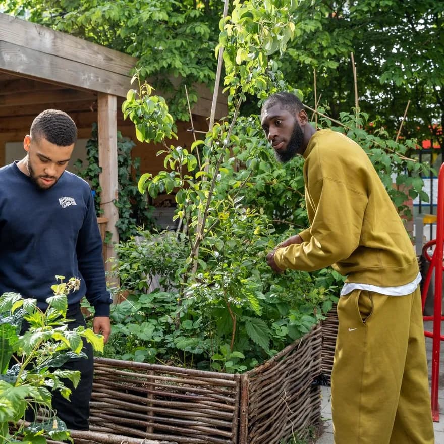 Two men gardening at Kazerne Reigersbos