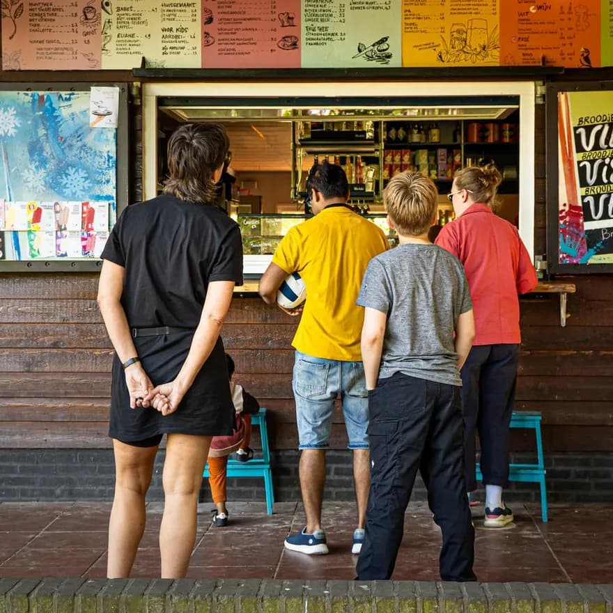 Terrasmus cafe child waiting in line