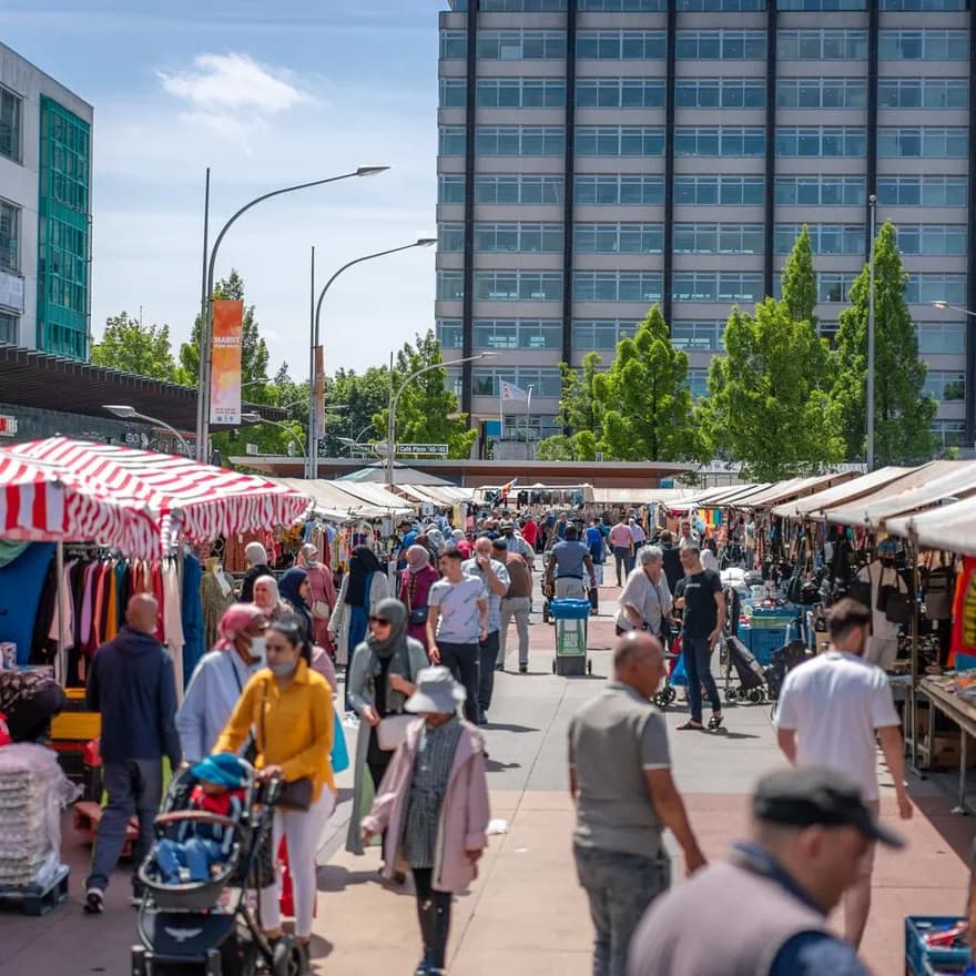 Shoppers at market Plein 40-45.