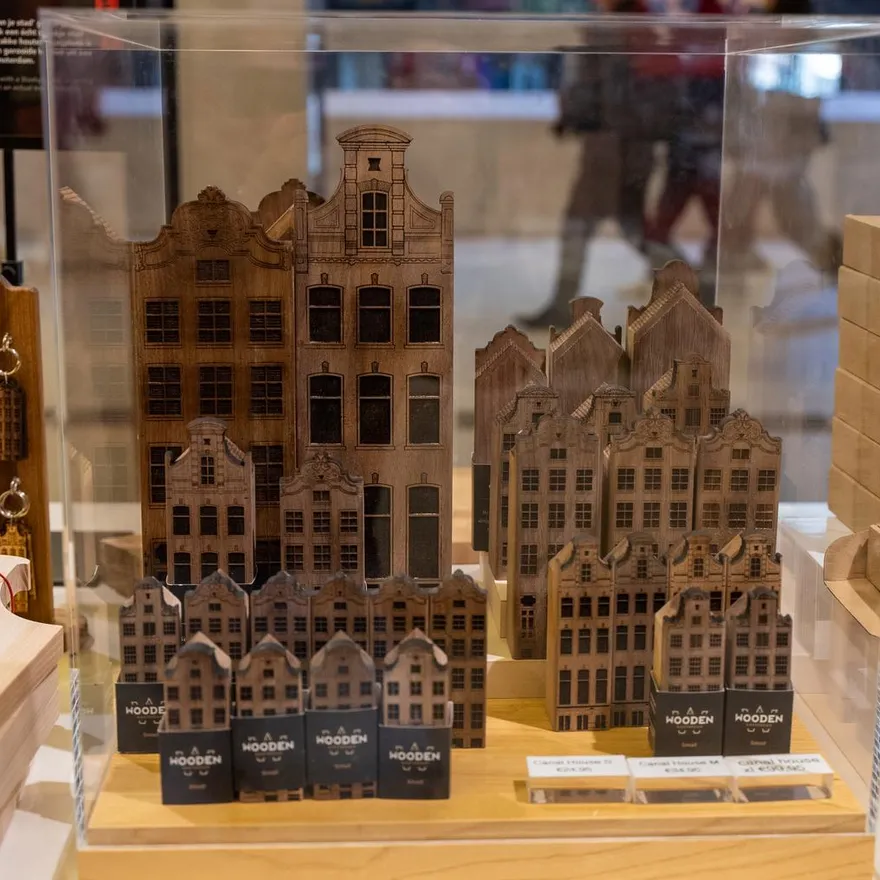 Foto's van de Store in December 2022 waarvan de kersttafel ook is meegenomen.