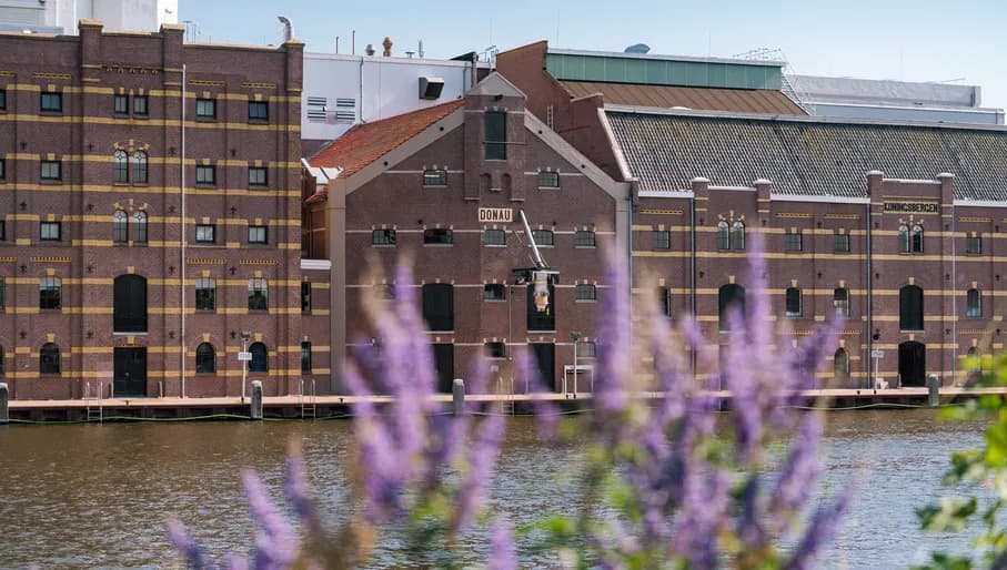 Pakhuis Koningsbergen in Wormer is a national monument that has served as the barley peeling plant of the Gebroeders Laan since 1897.