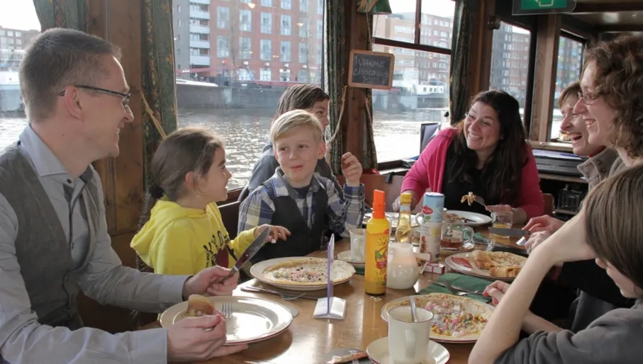 Pannenkoekenboot family with food & drinks