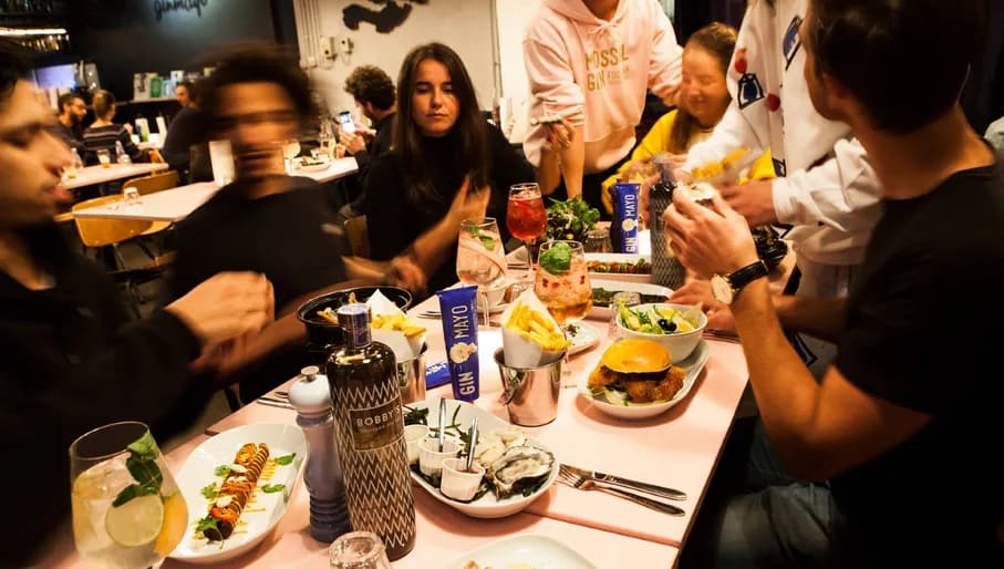 Mossel & Gin restaurant people having dinner