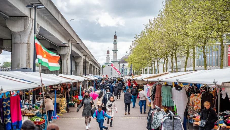 People shopping at the Kraaiennest market with the mosque in the background