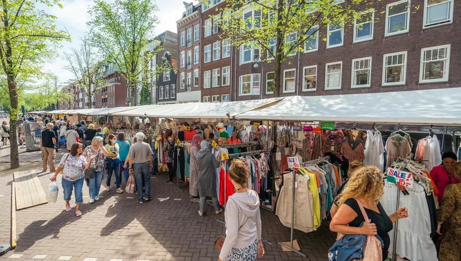 People shopping at the Westerstraatmarkt
