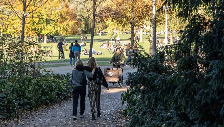 Two women walking in Vondelpark.
