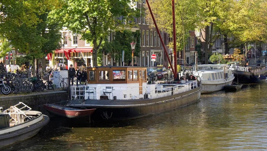 BookaHouseboat houseboat accommodation on the canal in the Jordaan