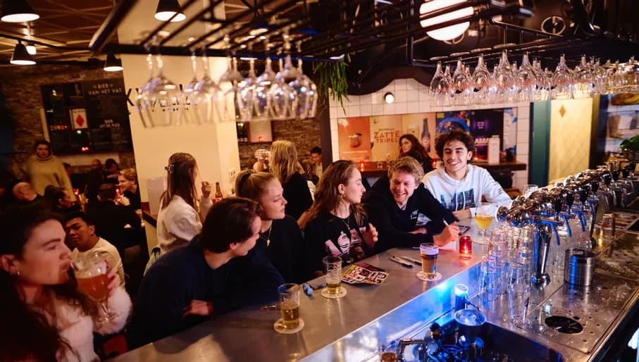 Café Maxwell people at the bar