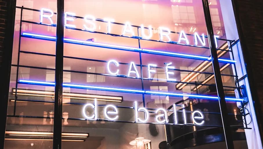 De Balie exterior logo