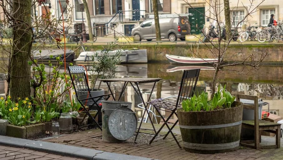 Happy Bookieman at the Herengracht, 
 tables alongside the canal