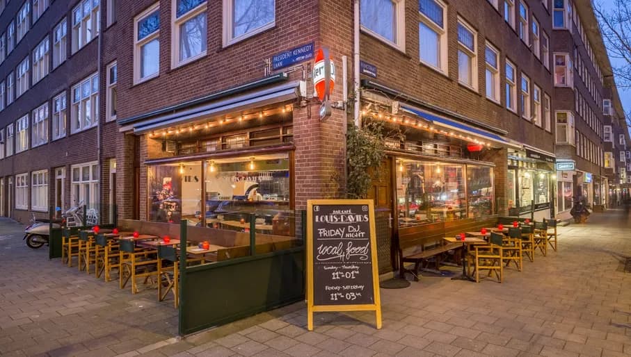 Bar Café Louis Davids exterior and terrace at night