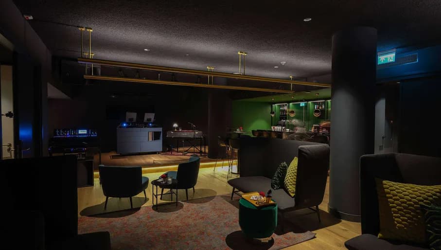 Obsidian by Graphite listening bar