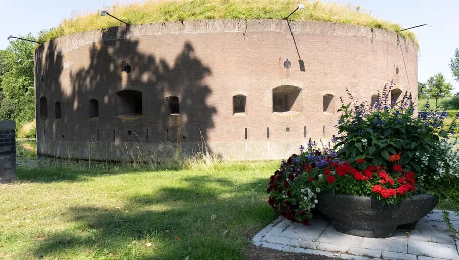 The fort on the east side of the fortified town of Weesp was completed in 1861 and, together with Weesp, was part of the New Dutch Waterline.
