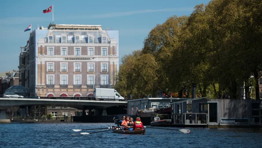 Roeivereniging Berlagebrug people rowing on the Amstel river