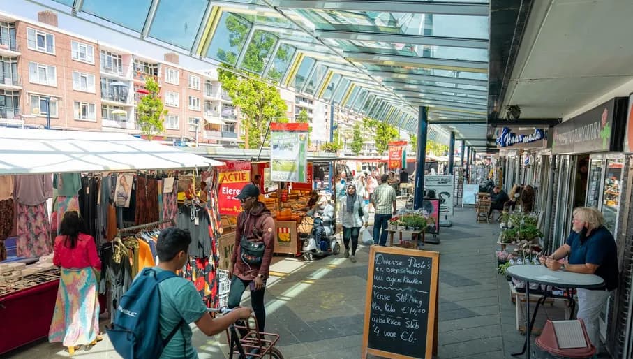 People shopping at the Tussen Meer  market