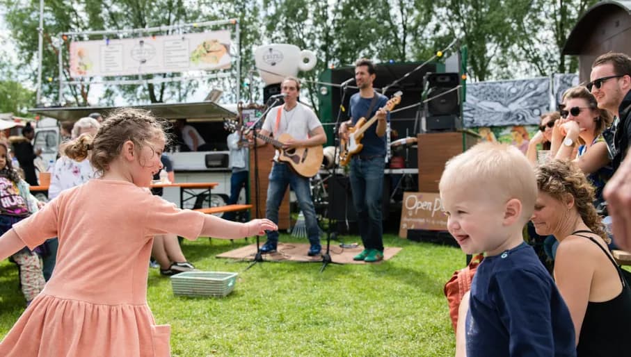 Rollende Keukens food festival kids playing