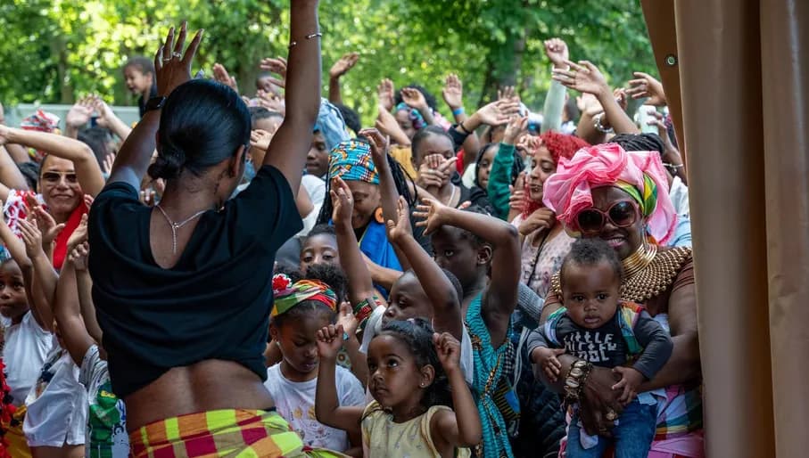 Kids dancing during Keti Koti Festival 2022 in the Oosterpark.