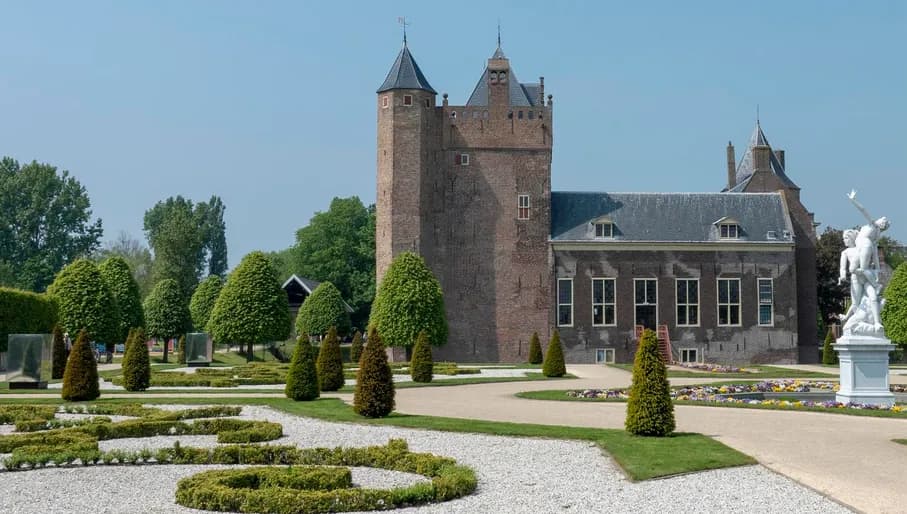Slot Assumburg hostel castle Heemskerk