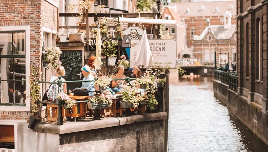 De Laatste Kruimel hidden canal side café terrace