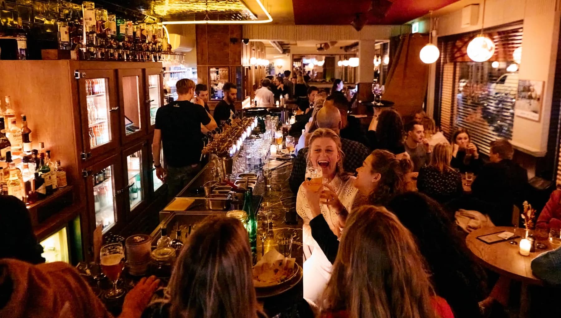 Arie café-restaurant people having drinks