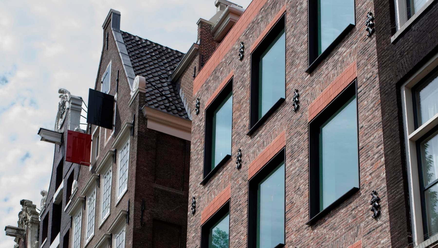 Ons Lieve Heer op Solder - Het oude monument en het nieuwe entreegebouw