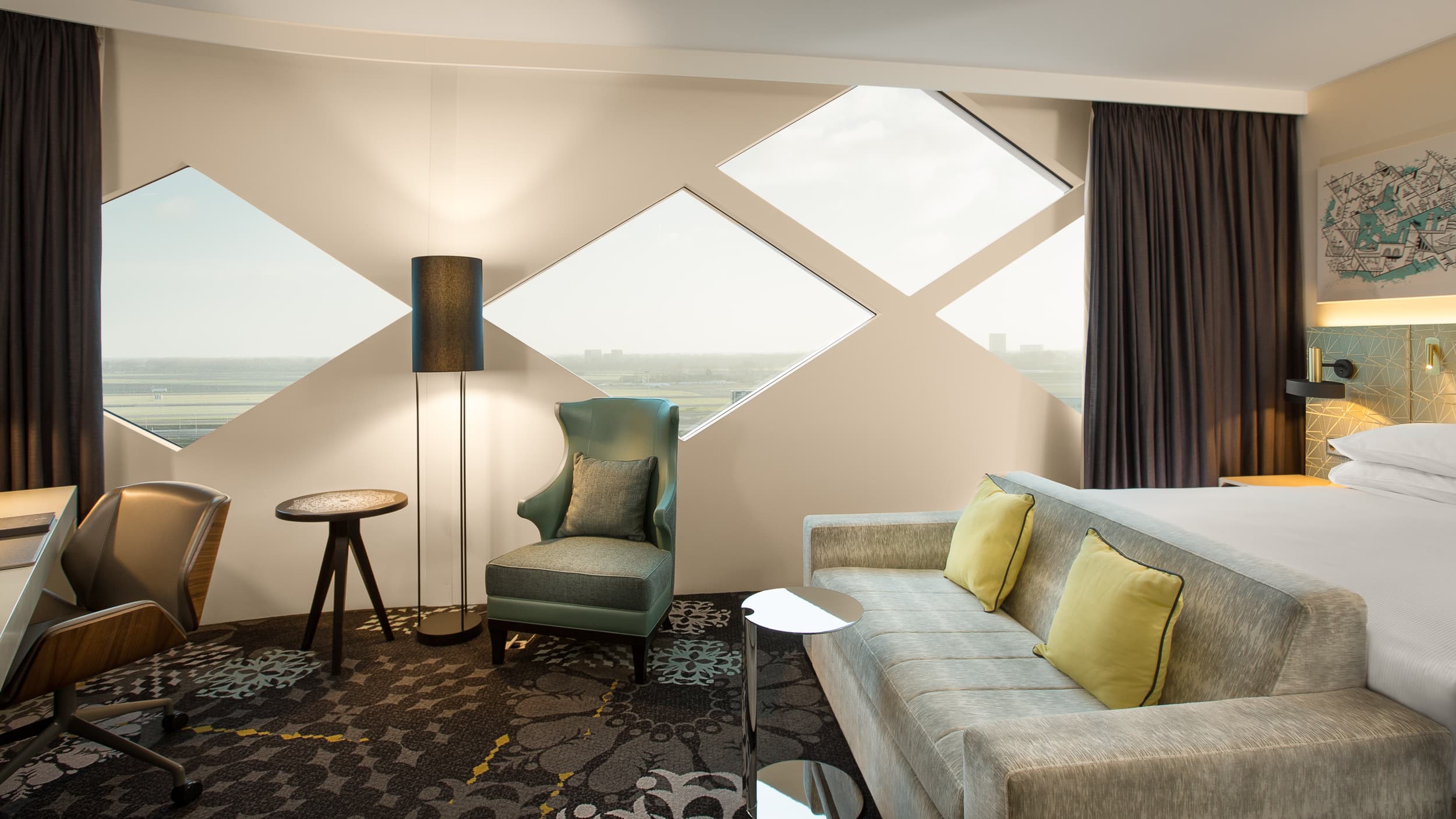 Meer ruimte, gratis wifi, digitale toegang, bureau, 40-inch flatscreen-tv, koffie- en theefaciliteiten, minibar Verlies uzelf in de ruimte, de stijl en de vrijheid in deze Deluxe hoekkamer. Bereid u voor op het wow-effect door het indrukwekkende uitzicht op de start- en landingsbanen via de diamantvormige kamerhoge ramen. Een combinatie van rustgevende kleuren, harmonieus gebogen muren en uiterst modern Nederlands ontwerp prikkelen uw zintuigen terwijl u bijkomt van de drukke wereld buiten. Maak optimaal gebruik van de ruime kamer met 42-inch smart-tv en koffie- en theezetfaciliteiten. Blijf verbonden via standaardwifi, behartig uw zaken aan het grote bureau of slaap de jetlag weg in uw comfortabele bed in een kamer met geluiddichte ramen en verduisterende gordijnen. Slaapplaatsen voor maximaal 3 gasten.