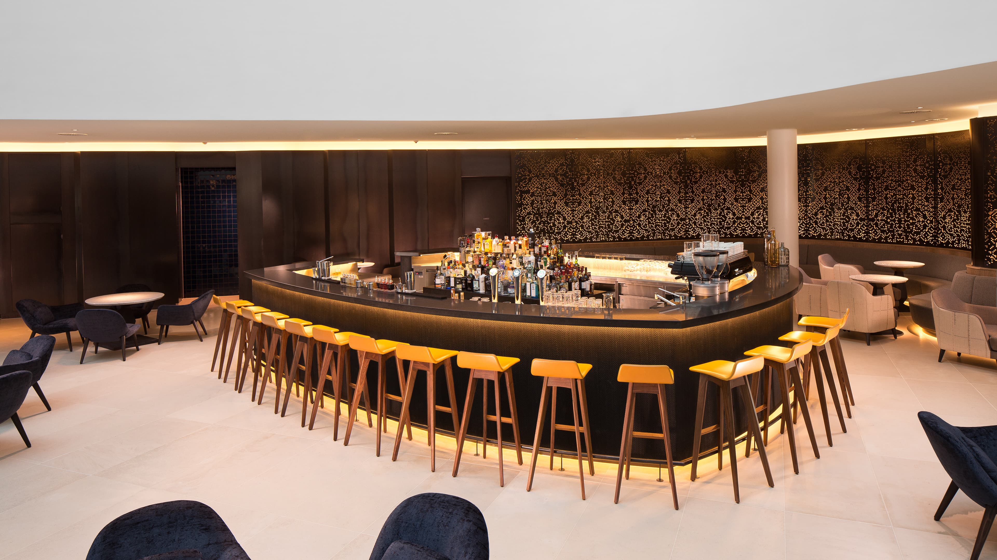 Geniet van eten en drinken in een geweldige omgeving. Axis, gelegen in het 42 meter hoge atrium, is het hart van het hotel. Ontmoet vrienden in deze fascinerende lobby en cocktailbar met unieke sfeer. Axis is ontworpen als een eilandbar en dient overdag als een bruisend café en 's avonds als een levendige lounge. De bar is gespecialiseerd in gin en Nederlandse jenevers. Onze Nederlandse speciale snacks en internationale hapjes houden uw honger weg.