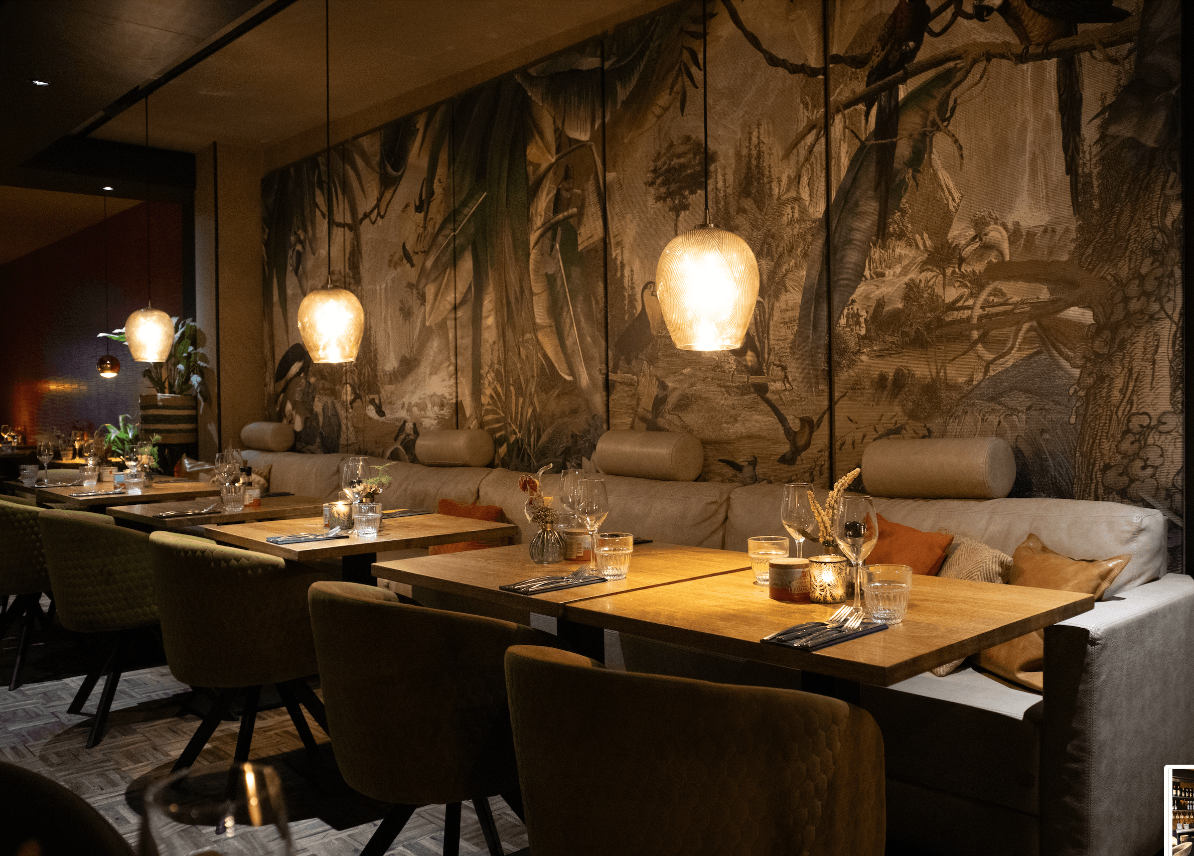 Restaurant Black and Blue