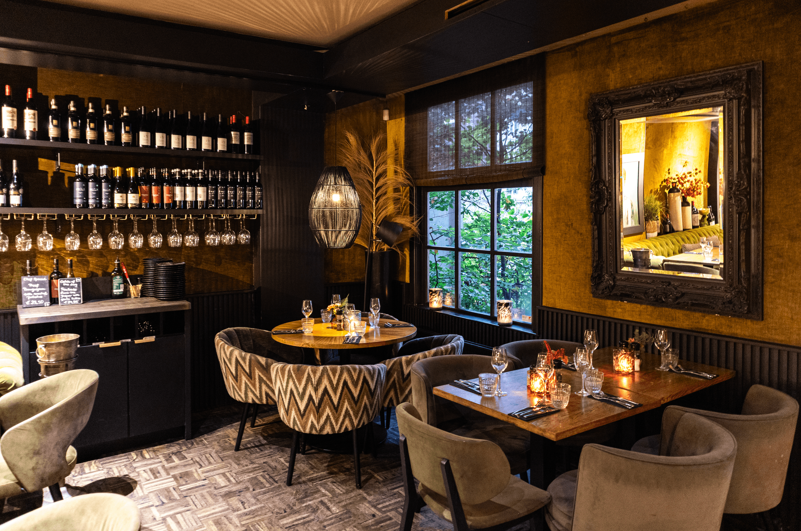 Restaurant Black and Blue