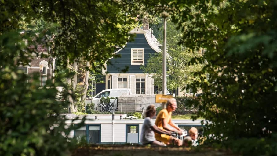 Family cycling near Noorderpark houseboats