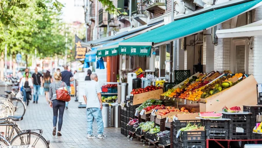 Shoppers and grocery store on Javastraat