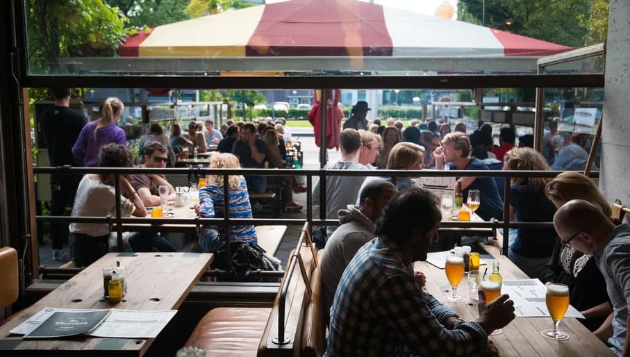 People sitting on Biertuin terrace on Linnaeusstraat